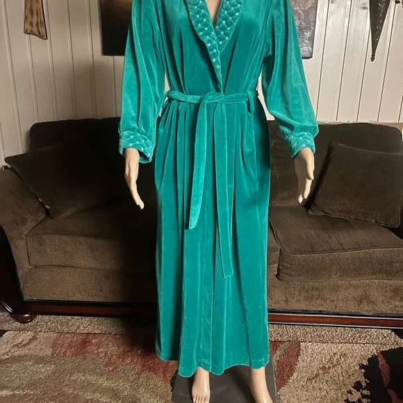 Saybury • Vintage • Small • Green • Plush Robe • Star Embroideries